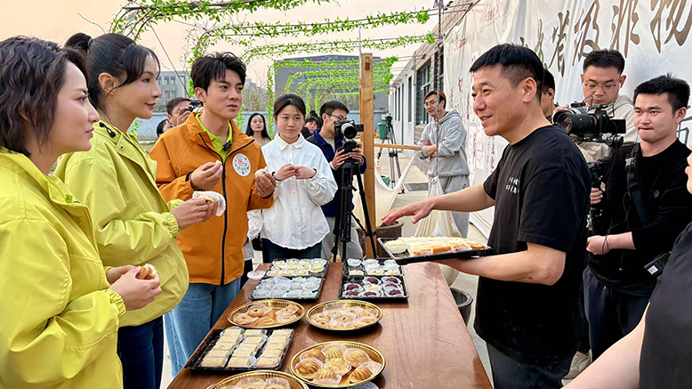 央视农业农村频道《乐游新乡村》摄制组走进我县
