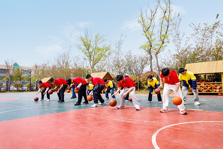 縣人民路實驗小學(xué)籃球特色班學(xué)生練習(xí)運球