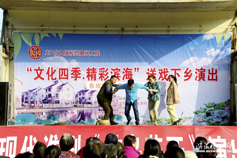 “文化四季，精彩濱?！彼蛻蛳锣l(xiāng)活動(dòng)走進(jìn)東坎街道花園社區(qū)