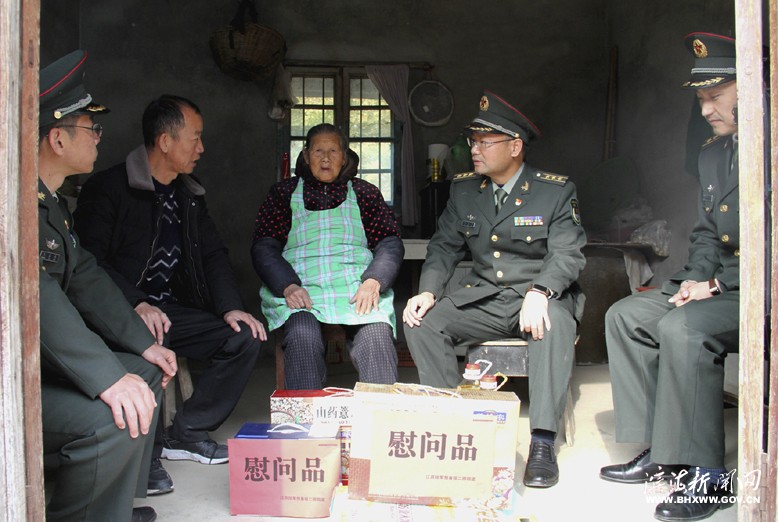 江蘇預(yù)備役高炮二師四團走進坎北街道果林村