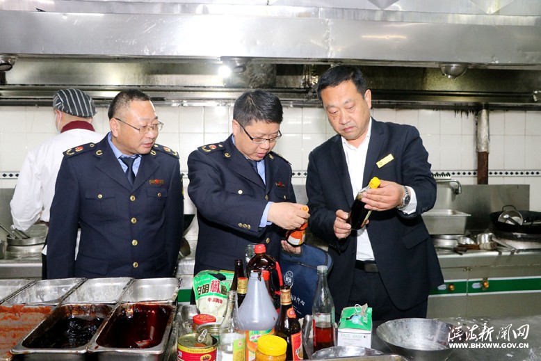 縣市場監(jiān)管局工作人員檢查高考、中考期間餐飲服務安全監(jiān)管工作