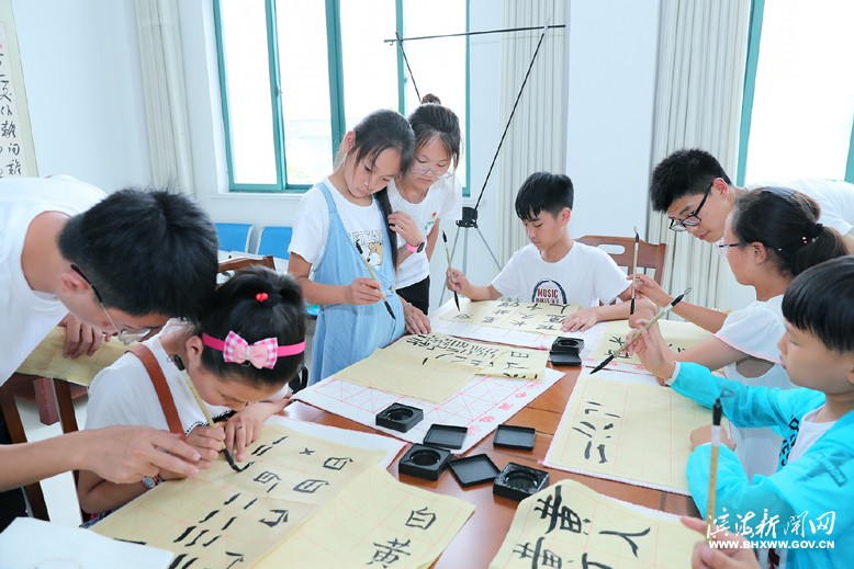 東坎街道新安村免費(fèi)開展助學(xué)活動