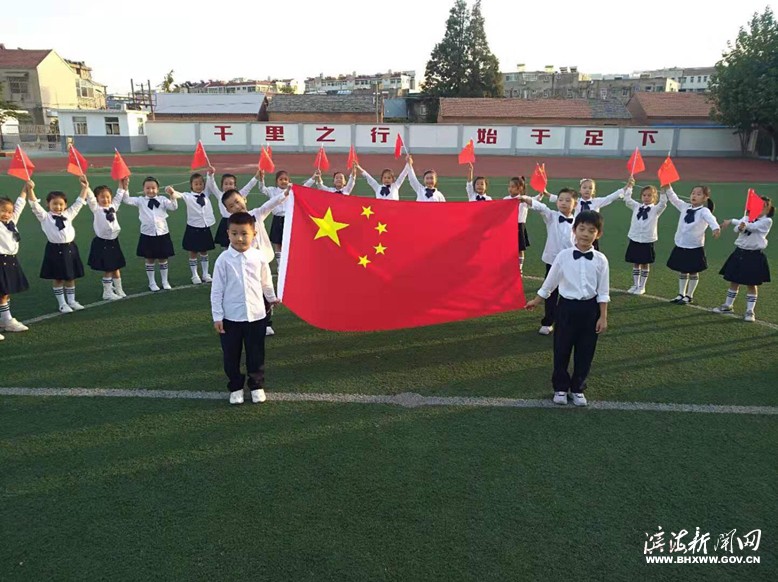 縣實(shí)驗(yàn)小學(xué)新建南路校區(qū)一年級(jí)開展“我與國旗合張影，我向祖國送祝?！敝黝}活動(dòng)