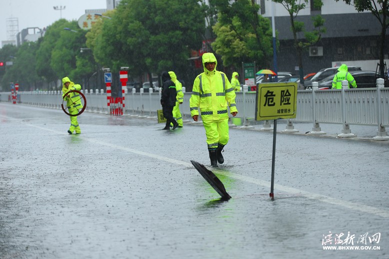 縣城管局組織人員及時疏通積水