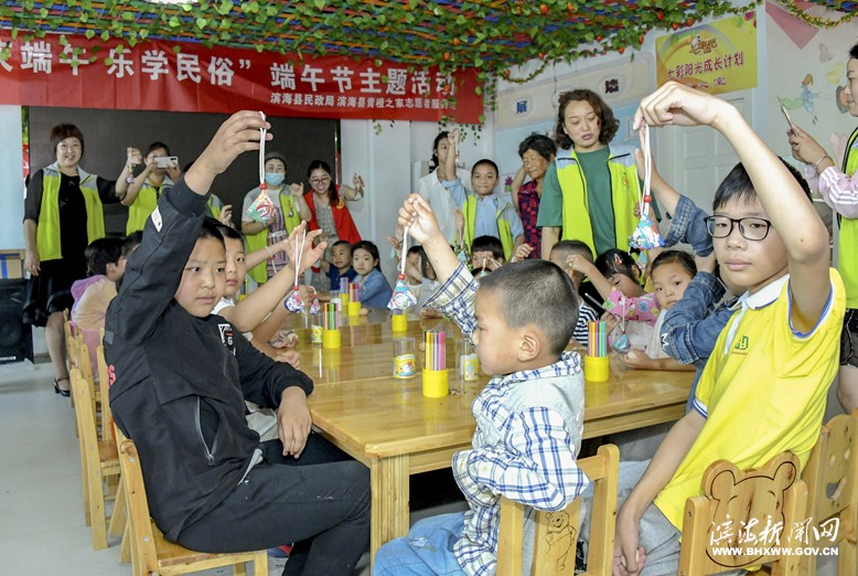 縣民政局與青橙之家志愿者在縣農(nóng)業(yè)園同心村開展端午節(jié)主題活動