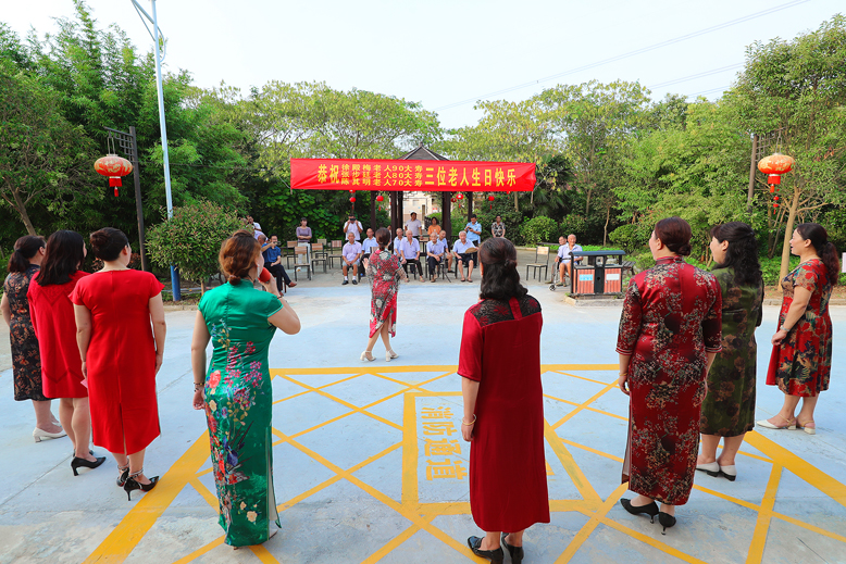 縣淮劇票友藝術(shù)團(tuán)為天場鎮(zhèn)敬老院老人送上精彩淮劇演出
