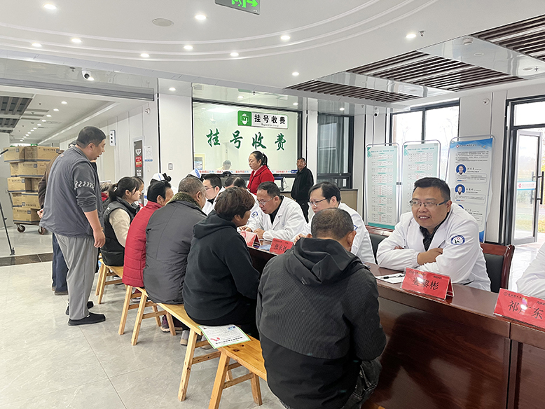 縣人民醫(yī)院到天場(chǎng)鎮(zhèn)衛(wèi)生院開(kāi)展義診活動(dòng)